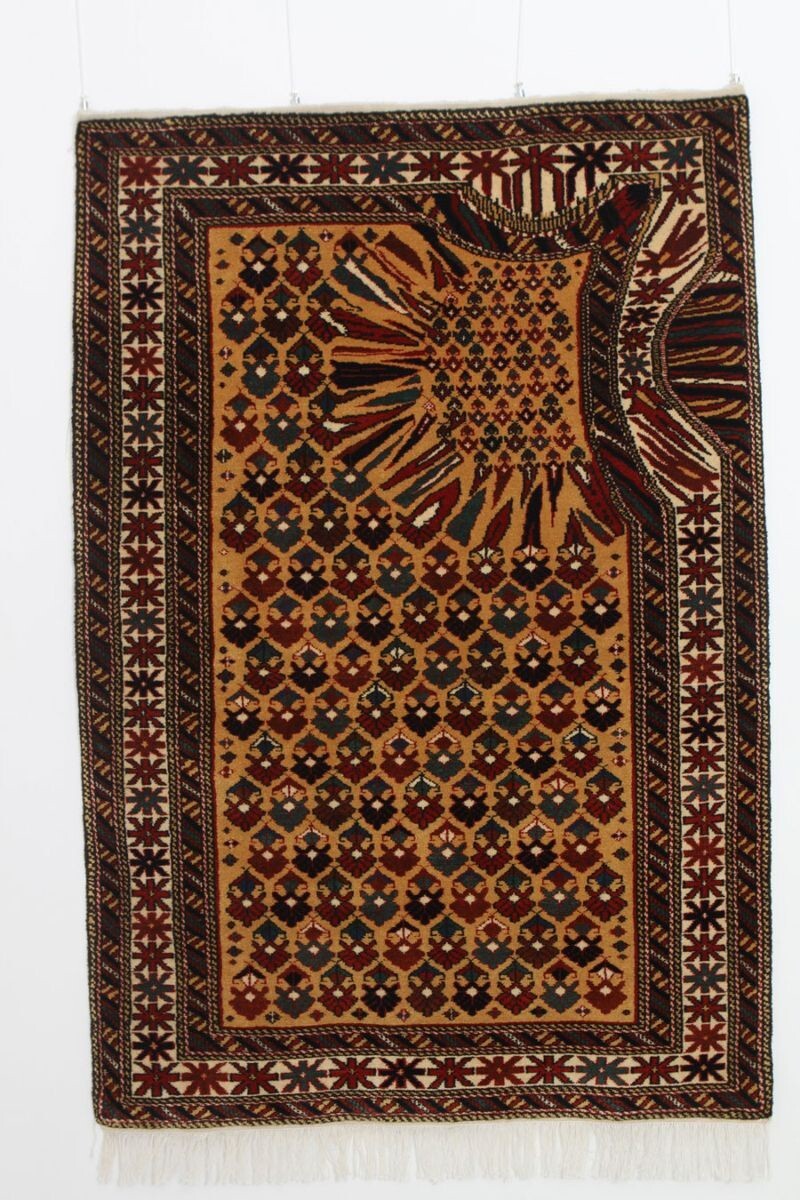 Традиционные азербайджанские ковры с цифровыми глюками