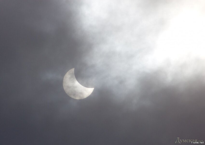 Благодаря облачности, одесситы смогли наблюдать солнечное затмение невооружен...