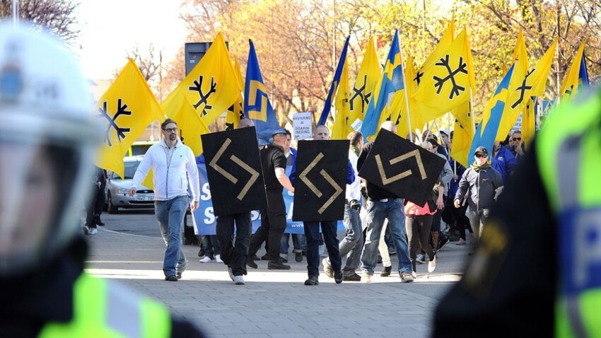 Стефан Якобсен из Швеции представляет «Партию шведов», также считающуюся в своей стране неонацистской и национал-социалистической.