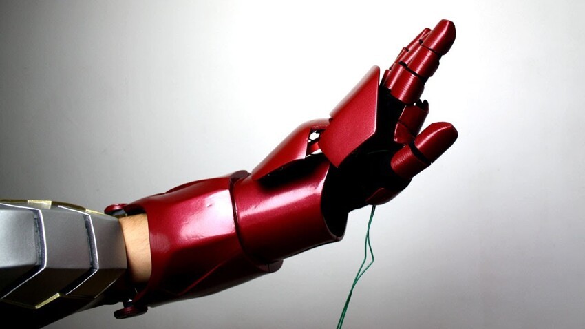 Железный человек вручает бионический протез