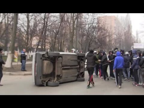 Одесситы перевернули машину националистов, пытавшихся их задавить 