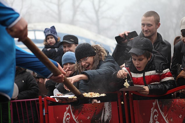 Укр. СМИ: Голодных россиян кормили с лопат!