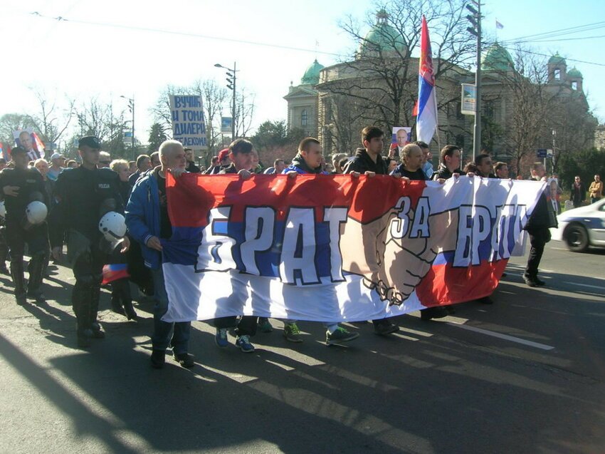 Сербы протестуют против ЕС и НАТО под флагами России