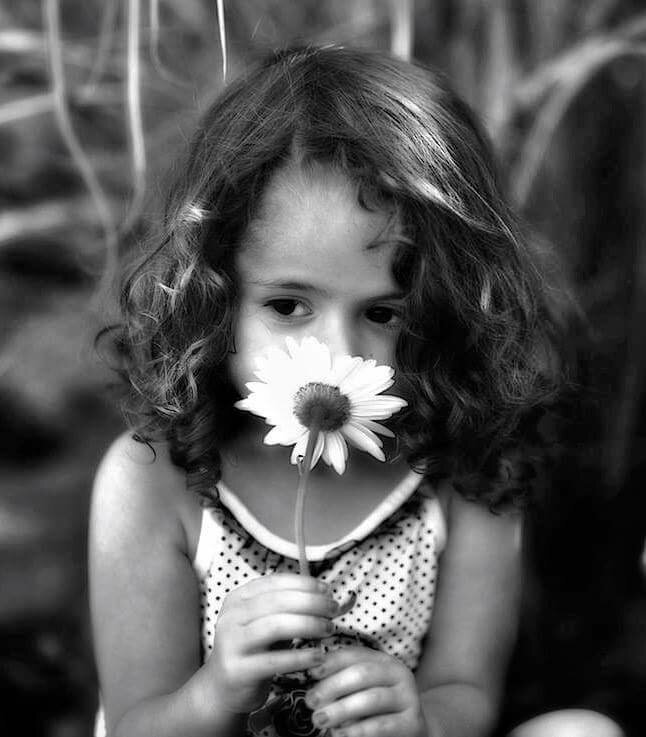 Девочка и цветок
