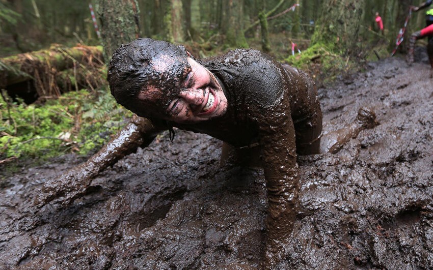 В шотландском Фенвике стартовала 10-километровая гонка «Muddy Trials», во время которой участникам придётся преодолеть глубокие грязевые канавы, лесные тропы и переправы.