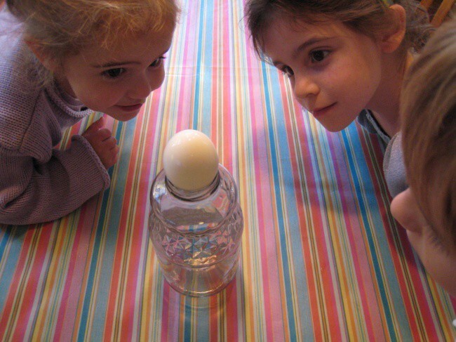 Опыт № 2. Яйцо в бутылке