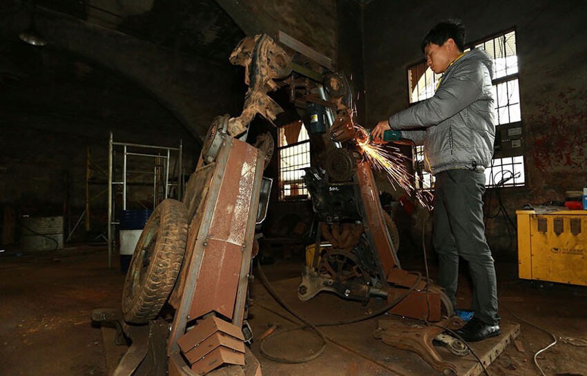 Китайские умельцы собирают из металлолома гигантских трансформеров