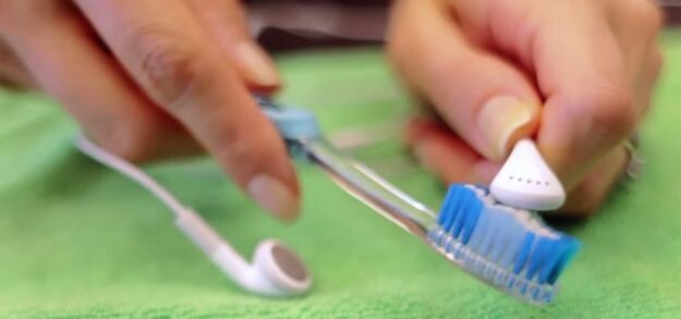 С помощью зубной щетки можно избавиться от грязи на сетке наушников