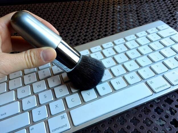 Чтобы почистить клавиатуру, пройдитесь для начала мягкой кисточкой (для макияжа или для нанесения пены для бритья)