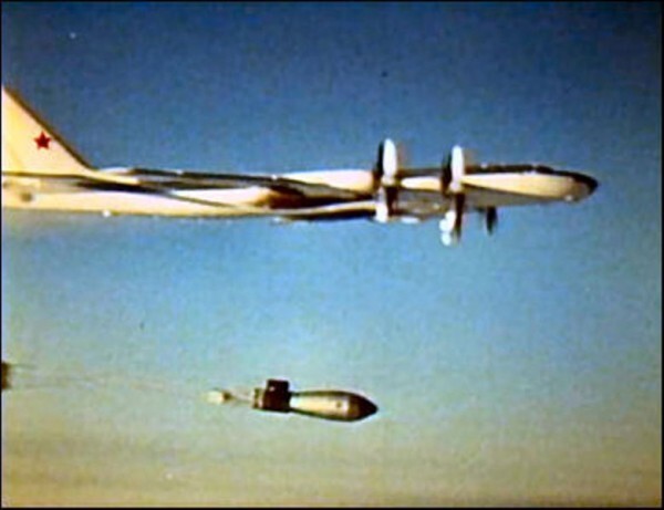  ТУ-95В над полигоном Новая Земля. Секунды до сброса бомбы.
