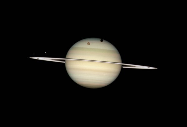Движение лун Сатурна на фоне планеты, 2009 год