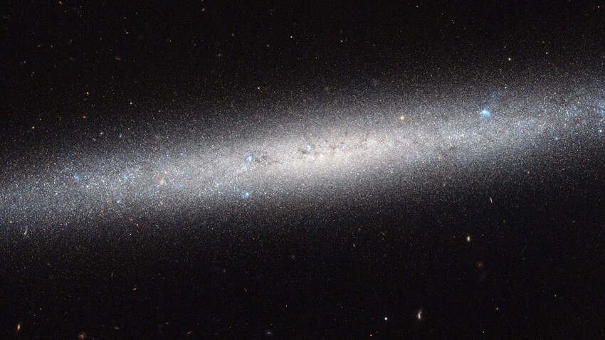 Сегодня телескоп снова напомнил о себе, прислав на Землю широкоугольный снимок целой галактики.