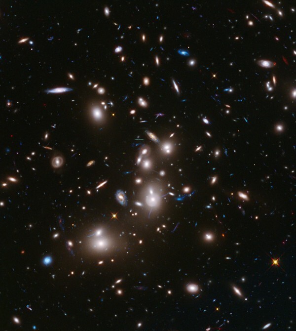 Снимок галактического кластера Абеля 2744, 2014 год