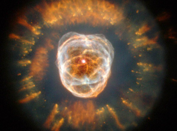С 1990 года телескоп Hubble находится на орбите Земли, в корне меняя научное понимание человечества о вселенной. В этом году, чтобы отметить 25-летие телескопа, NASA опубликовало 25 самых эффектных и важных снимков Hubble.