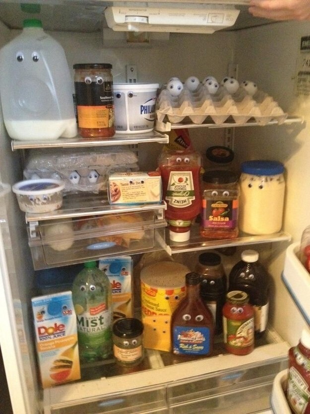 3. Приделайте глаза всем продуктам в холодильнике