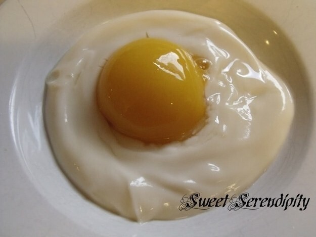 9. Сделайте родным на завтрак нестандартную яичницу