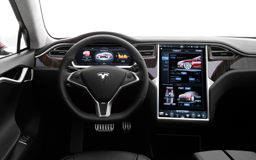 Автопилот Tesla сможет перестраиваться в другую полосу и совершать обгоны в автоматическом режиме. Но ждать его выхода придется еще несколько месяцев.
