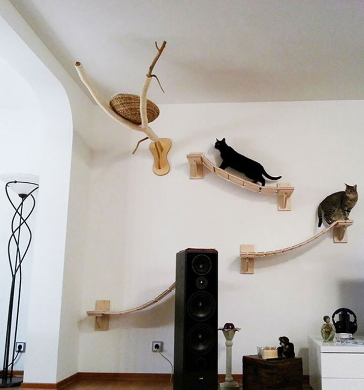 21. Конструкция на стенах «под дерево» с кошачьим гнездом.