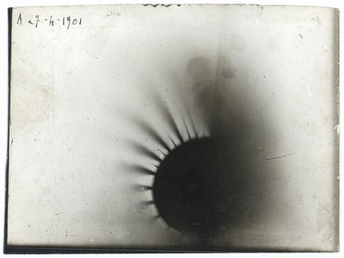 Фотограф экспериментирует с бета-излучением, 1901 год.