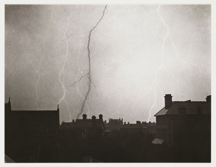 Молния бьет в город под названием Уэстгейт-он-Си, 1899 год.