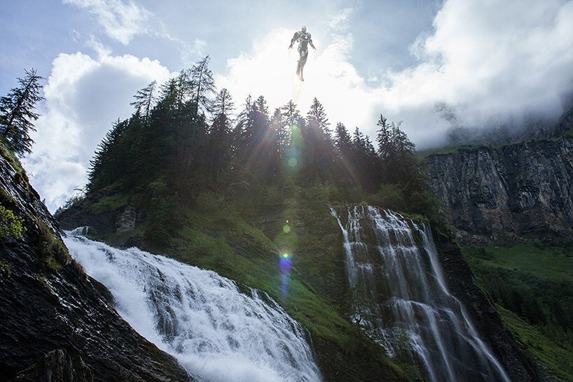 Железный человек парит над водопадом