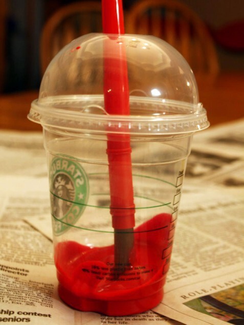 Ёмкость для краски с удобным держателем для кисточки из пластикового кофейного стакана