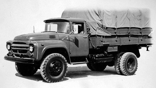 Армейский вариант грузовика ЗИЛ-130 со специальным кузовом и тентом. 1964 год.