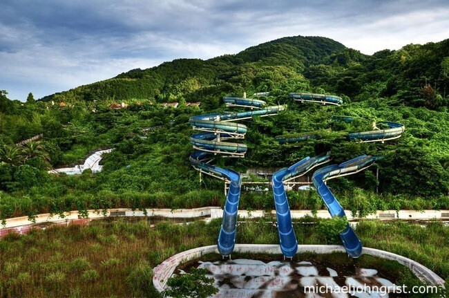 Зарастающий деревьями аквапарк в Японии 