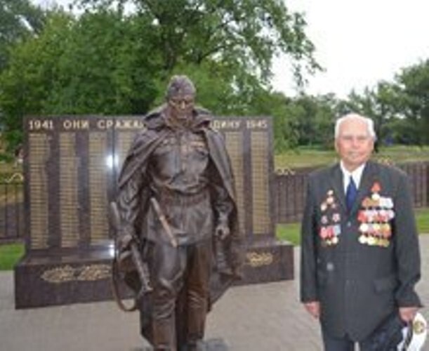 Белгородец на свои деньги установил в родном селе памятник защитникам 