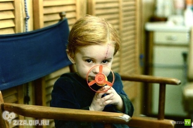 Малыш Мико Хьюз в роли сына главных героев "Кладбища домашних животных". Такой маленький и уже такой зомби...