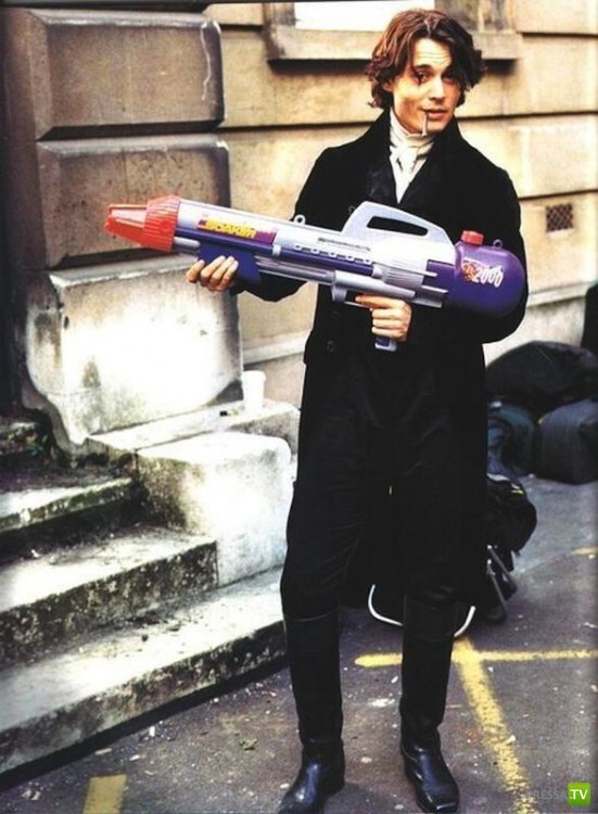 Джонни Депп с самокруткой в зубах и огромным водным пистолетом в руках на съемках фильма "Сонная лощина"