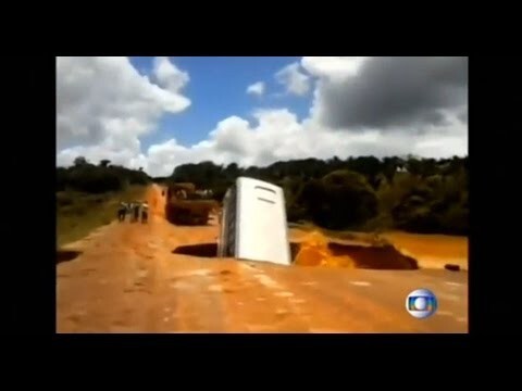 В Бразилии автобус упал в промоину 