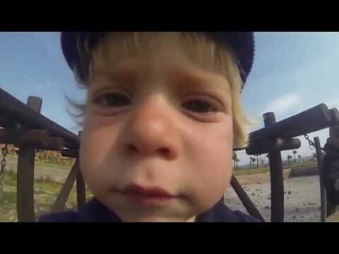 2-х летний Малыш снимает себя на GoPro  