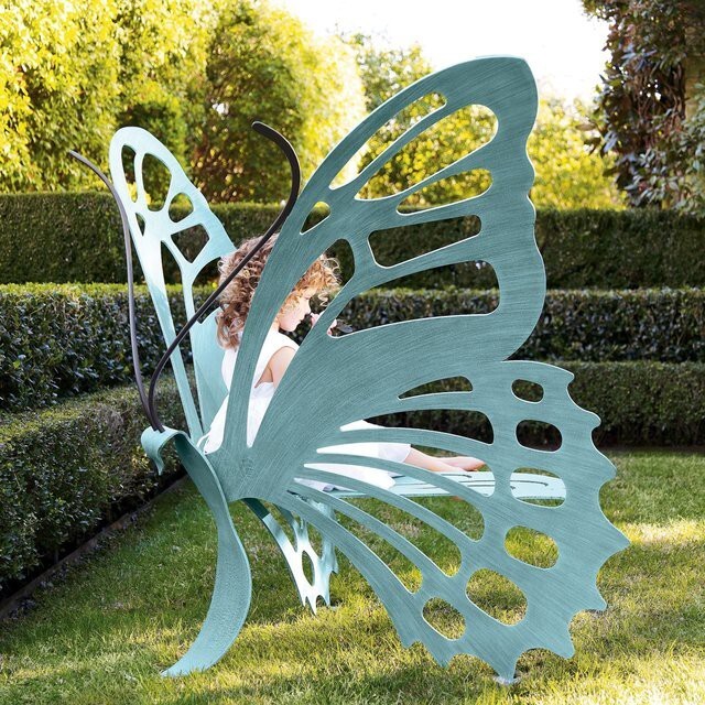 Скамейка в форме бабочки