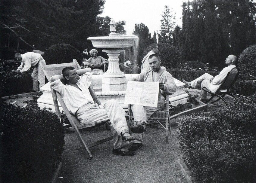 Крестьяне отдыхают у фонтана в царском дворце. Ливадия, Крым. 1926 год