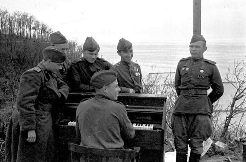 Музыкальная пауза. 1945 год