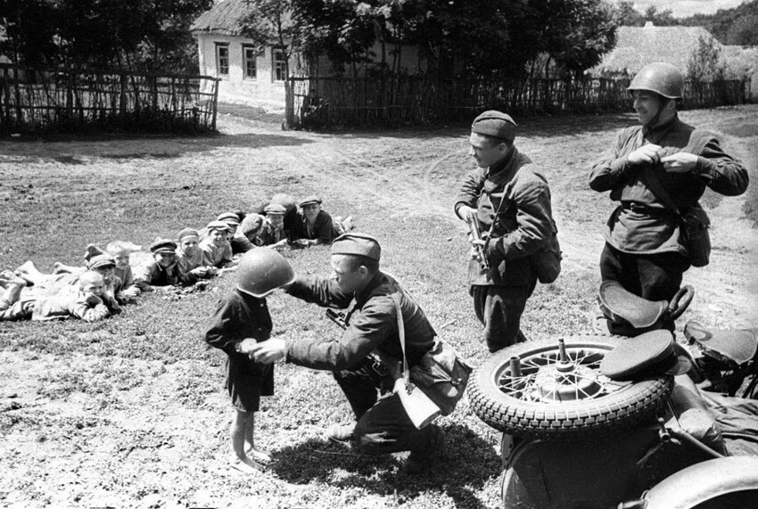 Солдаты армии Юго-Западного фронта с советскими детьми. 1942 год