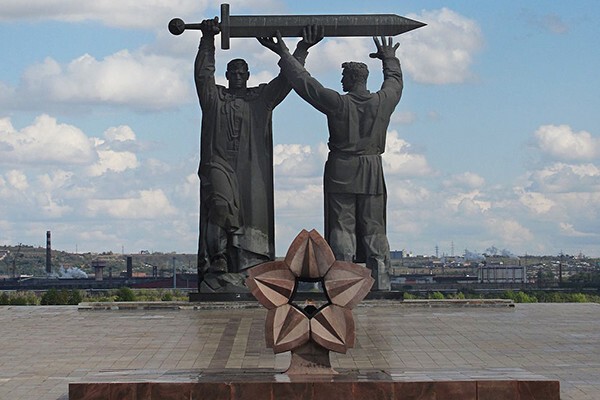 «Тыл — фронту» — первый монумент серии, состоящий из двух фигур — рабочего и воина.