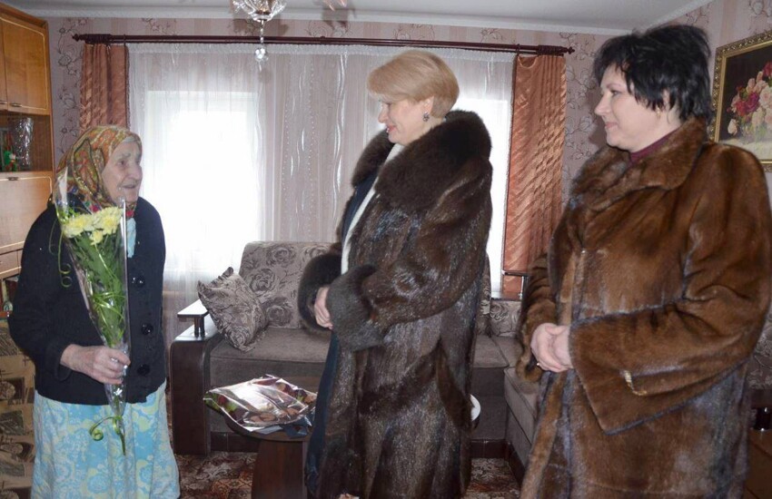 «ШУБНОЕ ФОТО» УКРАИНСКИХ СОЦРАБОТНИЦ СТАЛО ХИТОМ В СОЦСЕТЯХ.