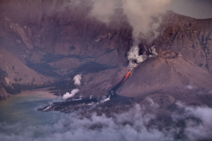 11. Кратер действующего вулкана потрясает своим видом