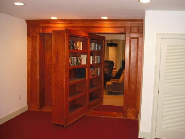 Эту потайную комнату скрывает вращающийся массивный книжный шкаф