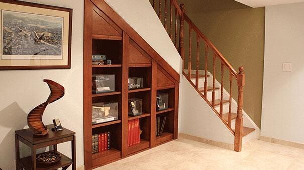 Пространство под лестницей служит и хранилищем для книг…