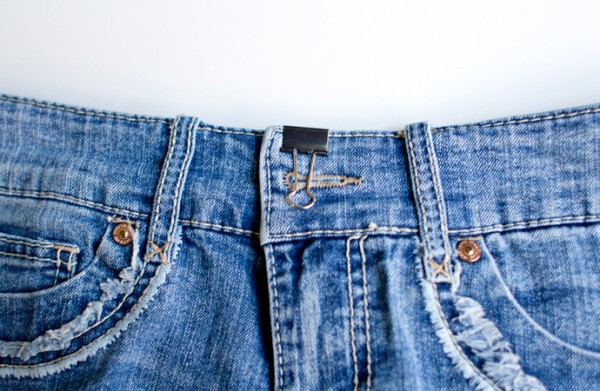 19. Если же оторвалась кнопка на джинсах, то зафиксировать их можно с помощью канцелярского зажима