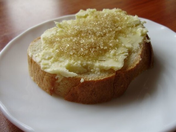 2. Белый хлеб с сахаром