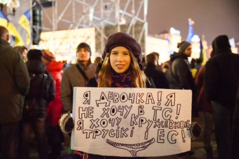 Дура, искавшая на Майдане «кружевные трусики и ЕС», ищет трусики в Рос