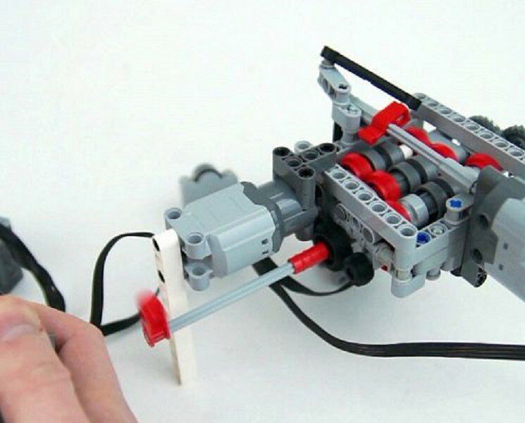 Идеальную модель коробки передач построили из Lego
