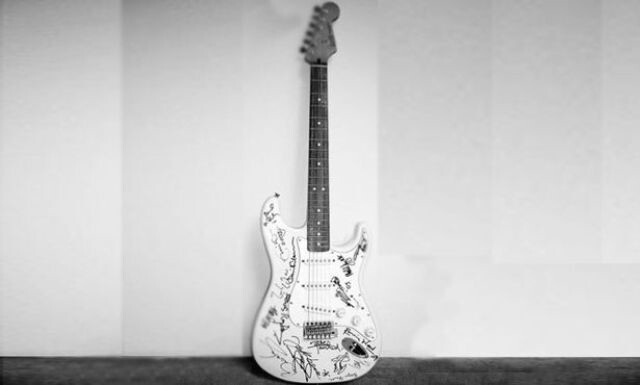 Гитара Reach Out To Asia Fender Stratocaster за $2.8 млн.