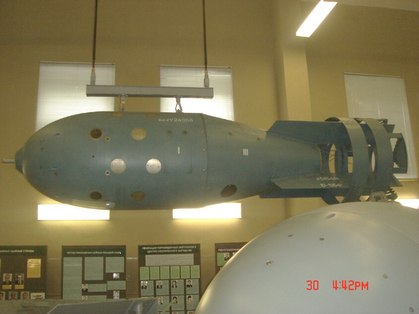  Атомные бомбы по традиции называются в России женскими именами. В 1951 году была испытана «Мария» (заряд РДС-3), в 1953 г. – «Татьяна» («изделие 244Н»), и, наконец, «Наташа» – тактическая атомная бомба 8У49.