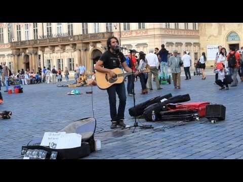 Уличный музыкант в Праге 