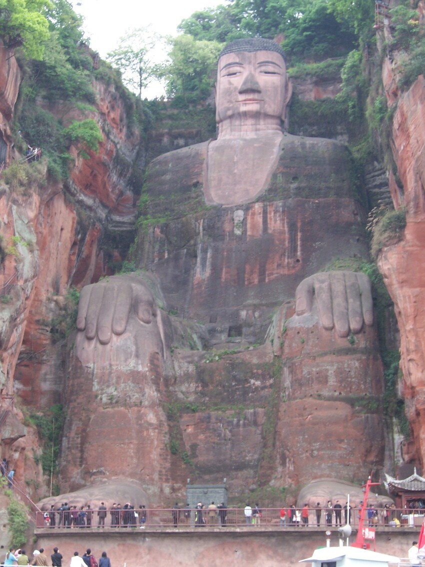 Самые известные гигантские статуи, высеченные в скалах 